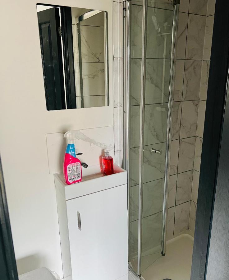 Green Lantern, Private En-Suite Double Bedroom Aveley エクステリア 写真